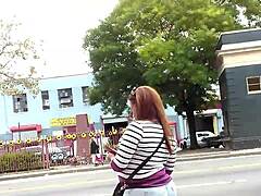 Eine Latina-MILF mit einem großen Hintern zieht ihre Jeans vor einer geheimen Kamera aus