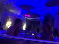 Due belle bionde si impegnano in una scena lesbica nella vasca da bagno