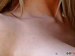 Busty blond MILF razkazuje svoje neverjetne ustne spretnosti v vročem videu