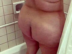 Amatőr feleség, nagy természetes mellekkel és fenekével, zuhanyozik a szállodai szobánkban