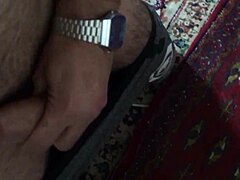 Sexy chlapík z Iránu s veľkým penisom sa správal sprostý pred kamerou