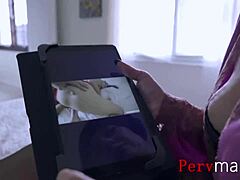Video di famiglia tabù: figliastro catturato a guardare porno con Jessica Ryan
