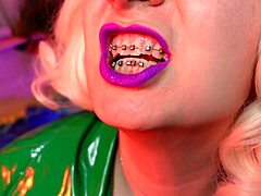 Blond MILF Aryas's Asmr Close-up z počasnimi in čutnimi ustnicami