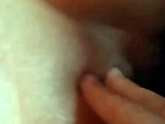 Amateur-Ehefrau genießt es, ihre nasse Vagina zu fingern