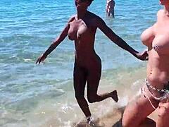 Mała amatorka Angel84 koryguje swój tyłek dildo na plaży w Cap Dagde