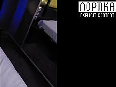 Noptika, una MILF italiana, experimenta doble penetración en estilo perrito