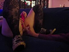 Steffis ภรรยาผมแดง Hotwife ทําในบ้าน Pussy Dance ในสีม่วง