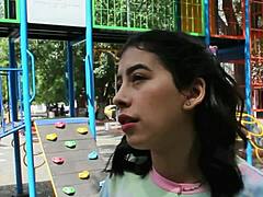 Eine geile Latina-MILF wird in einem selbstgemachten Video von einem großen Schwanz gefickt