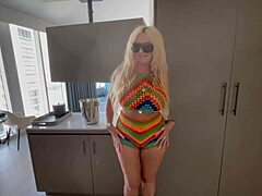 Blond MILF poolfest frenesi