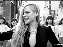 Avril Lavigne, en känd porrstjärna, visar upp sina stora bröst