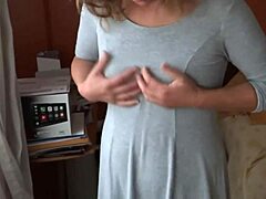 Amatör latina med stora bröst visar upp dem i en samlingsvideo