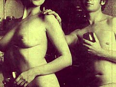 Une séance photo porno vintage mettant en vedette une MILF mature poilue