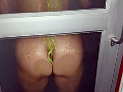 Чувствена вана с секси възрастна жена, която показва твърдия си задник в огледалото