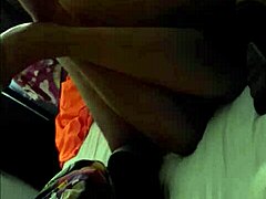 Una MILF cicciona si fa sfregare la testa in un video fatto in casa