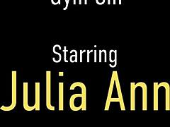 Sarışın MILF Julia Ann POV videoda soyunma odasında sikiliyor