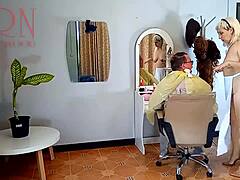 Svůdná kadeřnice má překvapeného klienta na nudistickém letovisku