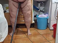 Зрелата красавица Марина се наслаждава да пикае на кухненския под