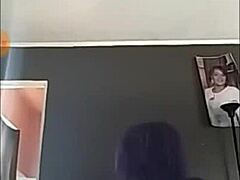 Črna MILF razkazuje svoje telo v twerk videu