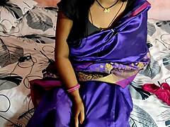 Uma madrasta indiana pega o enteado cheirando a calcinha em um vídeo caseiro
