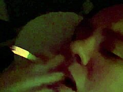 Abby, sexy manželka, je zvrácená svým velkým penisem a kouří