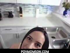 Pequeña MILF Tia Cyrus en la cocina caliente