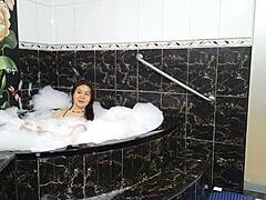 امرأة ناضجة و مغرية تفتخر بمؤخرتها الرطبة في حمام ساخن