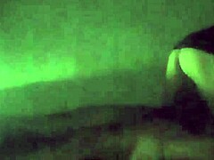 Una MILF messicana fa sesso perverso con un vicino durante le ore buie
