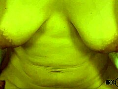 Sehen Sie sich eine reife Dame vor Vergnügen stöhnen, während sie in diesem Amateurvideo ihre schlaffen Brüste zeigt