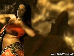 Bollywoodin upea ruskeaverikkö esittelee aistillista tanssia