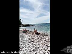 尼布拉斯加州的吉姆和丽贝卡·鲁比 (Rebeka Ruby) 享受着热的裸体海假期
