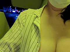 Женатая женщина с большой грудью и обритой киской мастурбирует на домашнем видео
