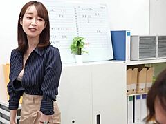 Femeia de birou japoneză Yu Shinoda își umilește supusul cu cunilingus și cumpie
