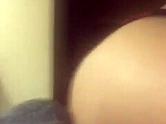 Eine sexy Latina mit einem großen Hintern wird auf der Webcam unartig