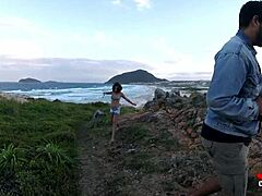 바다로 바위에 입으로주는 어린 소녀의 각성 비디오