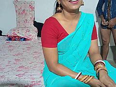 Egy gyönyörű indiai bhabhi szopást ad és behatol