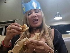 Loira gets her pussy licked and fucked at the snack bar