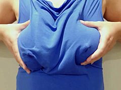 Сексуално доене на големи гърди от жена в риза