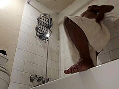 O femeie matură de culoare ia un duș înainte de a face sex dur cu un penis mare