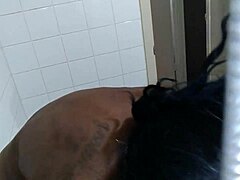 Una donna matura di colore fa una doccia prima di fare sesso violento con un grosso pene