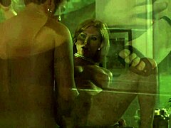 Podniecona kobieta z piercingem na łechtaczce po prysznicu zostaje lizana i ruchana