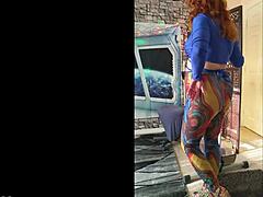 Rödhårig hotwife Steffi klär av sig och slipar i en hemlagad video