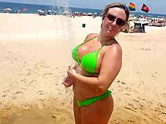 Une MILF blonde éjacule sur la plage de Copacabana