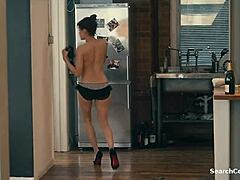 La celebridad Brittany Murphy protagoniza una escena caliente de masturbación en topless