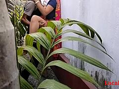 Istri India dewasa dalam sari menikmati seks di luar ruangan di kebun rumah