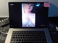 ممارسة الجنس والاستمناء مع MILF الإسبانية على كاميرا الويب