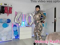 Das hausgemachte Video der australischen Pornostar Melody Radford in einem kleinen schwarzen Rock und Bikini