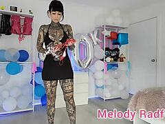 Melody Radford, az ausztrál pornósztár házi videója apró fekete szoknyában és bikiniben