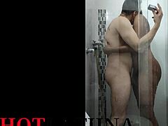 Egy kolumbiai nő és mostohalánya szexelnek a zuhany alatt, kutyus stílusban