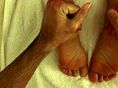 La mia matrigna ha un feticismo per i piedi e i massaggi