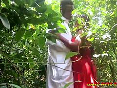 En ung afrikansk gudinne blir knullet av en stor svart kuk i busken